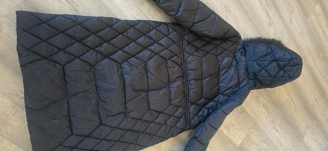 Plumas sintético negro con capucha Ajustable.