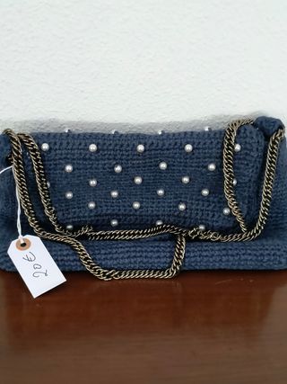Bolso azul hecho a mano con perlas y cadena