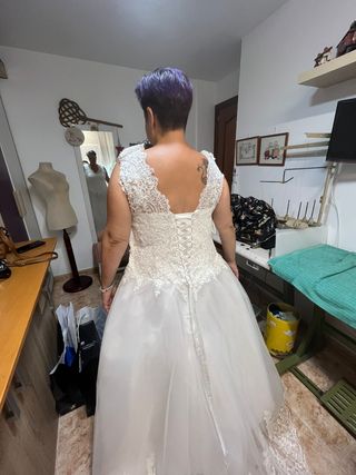 Vestido de Novia con Encaje y Pedrería