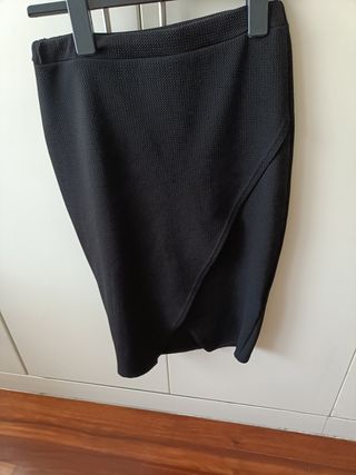 Falda negra con diseño cruzado