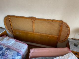 Cabecero de cama de madera con rejilla
