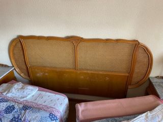 Cabecero de cama de madera con rejilla