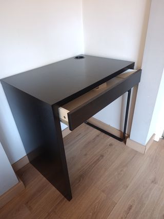 Mesa de ordenador negra con cajón