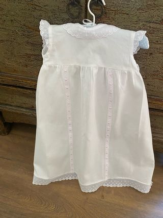 Faldón de bebé blanco con detalles