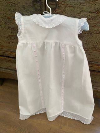 Faldón de bebé blanco con detalles
