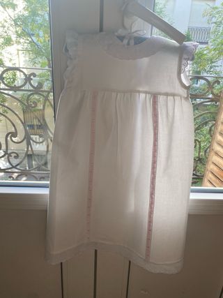 Faldón de bebé blanco con detalles