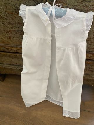 Faldón de bebé blanco con detalles