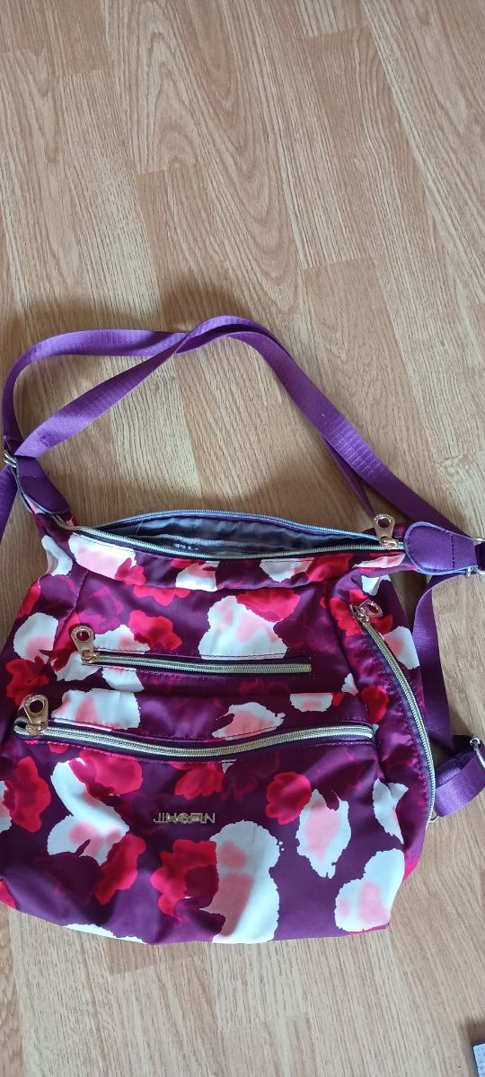 Bolso de mano floral morado