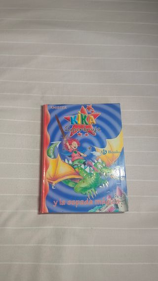 Kika Superbruja y la espada mágica (Spanish Edi...