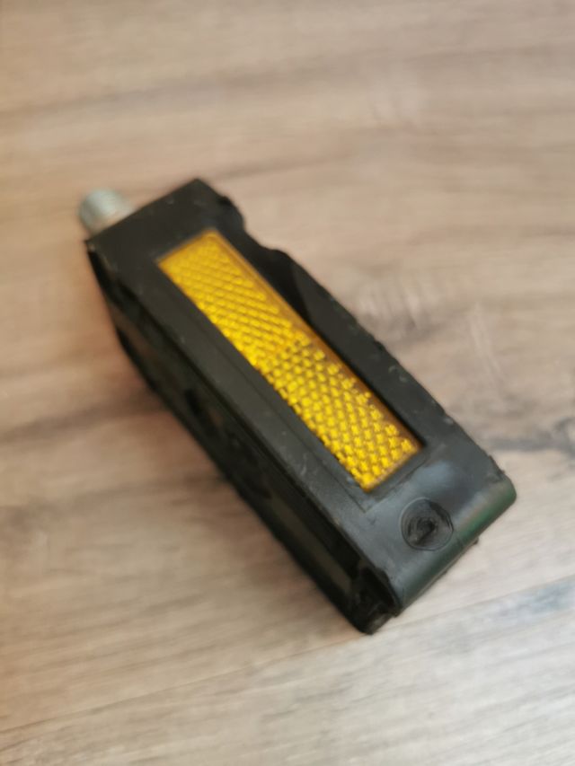 Pedal Vespino Negro con Catadióptrico