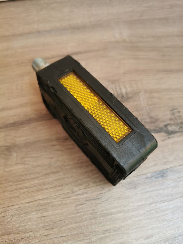 Pedal Vespino Negro con Catadióptrico