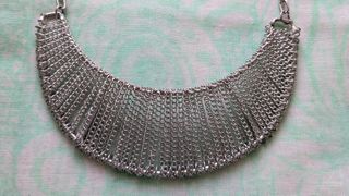 Collar plateado con diseño de cadenas