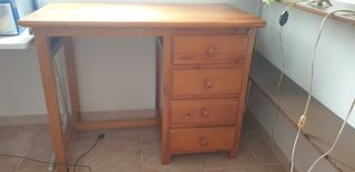 Escritorio de madera de pino con cajones