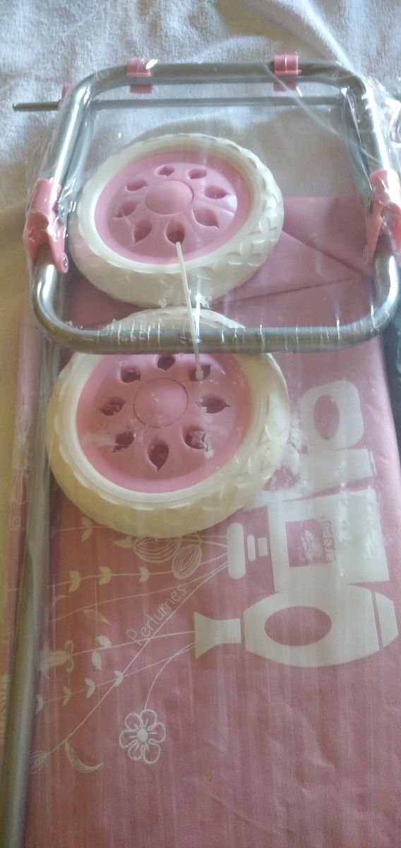 Carro de la compra rosa. Sin abrir.