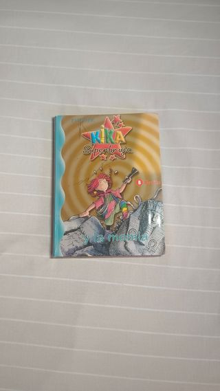 Kika Superbruja y la momia (Spanish Edition)