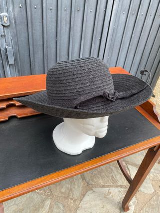 Sombrero negro de ala ancha