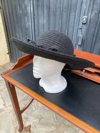 Sombrero negro de ala ancha