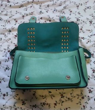 Bolso bandolera azul verdoso con tachuelas