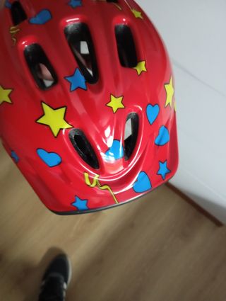 Casco infantil rojo con estrellas y corazones