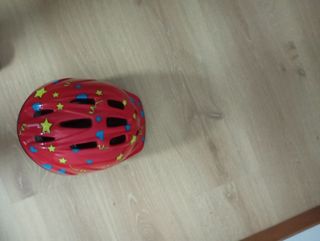 Casco infantil rojo con estrellas y corazones