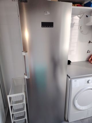 Congelador Vertical Beko Inox 185x60  Nuevo Nuevo