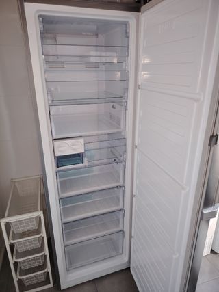 Congelador Vertical Beko Inox 185x60  Nuevo Nuevo