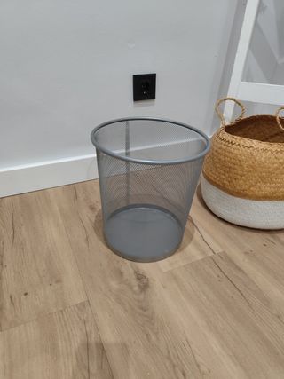 Papelera de metal gris