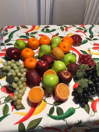 Frutta decorativa: uva, mele, pere e arance