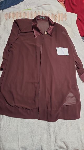 Conjunto de señora falda y chaqueta color granate.
