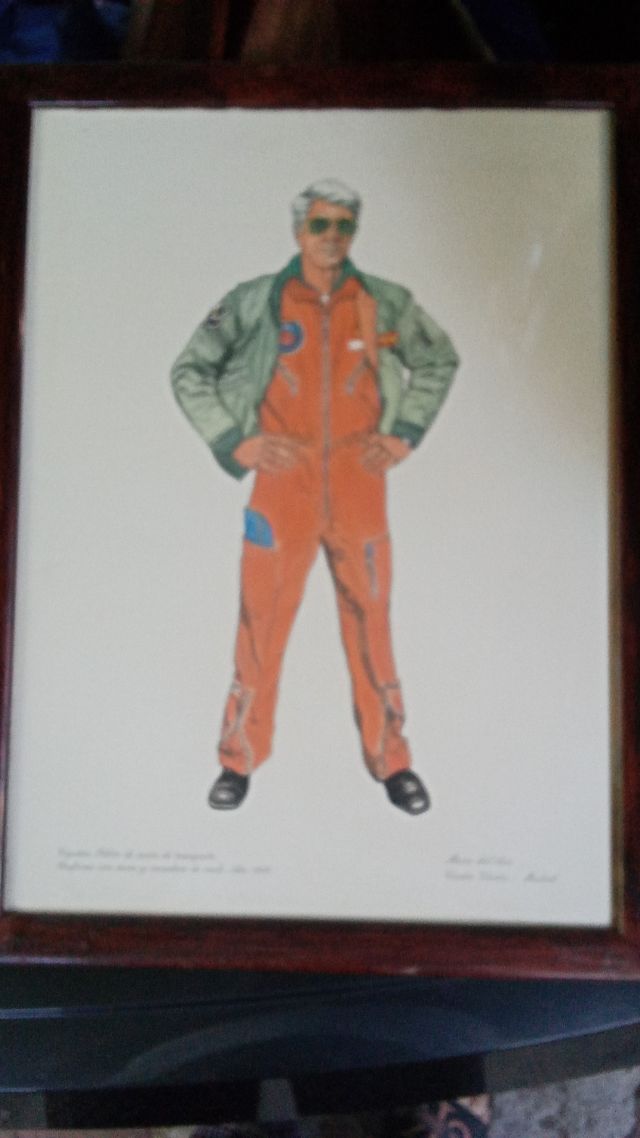 Traje militar naranja y verde