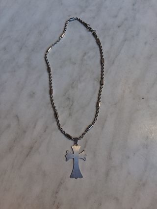 Cadena de acero con colgante cruz