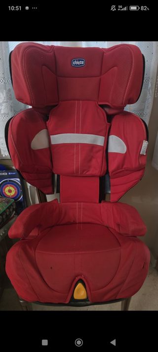 Silla de coche Chicco roja. Isofix