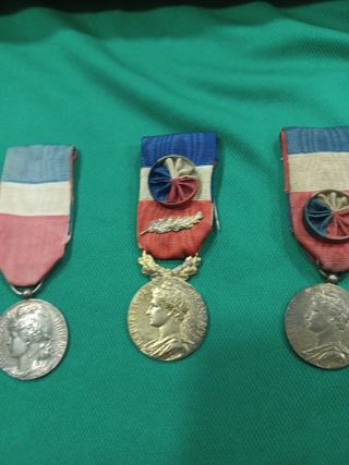 Medallas francesas con cinta tricolor