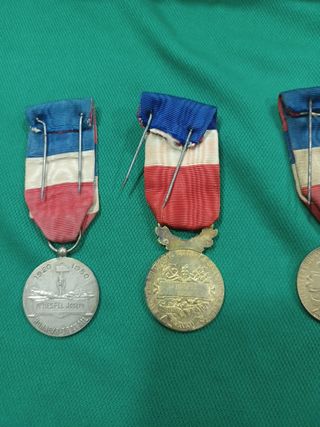Medallas francesas con cinta tricolor