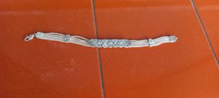 Pulsera de plata con diseño intrincado