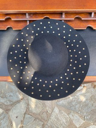 Sombrero negro con tachuelas Guess