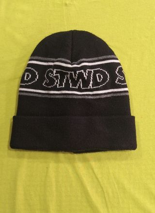 Gorro negro con letras