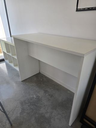 Mesa alta de madera blanca
