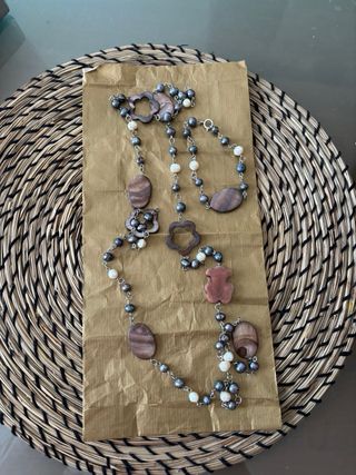 Collar y pulsera de abalorios y piedras.

