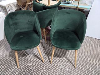 Sillas de terciopelo verde con patas de madera
