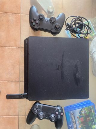 PS4 (PlayStation 4) Negra con 4 mandos