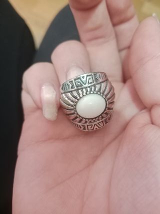 Anillo estilo hippie con piedra blanca