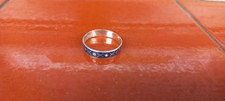 Anillo plateado con detalles azules