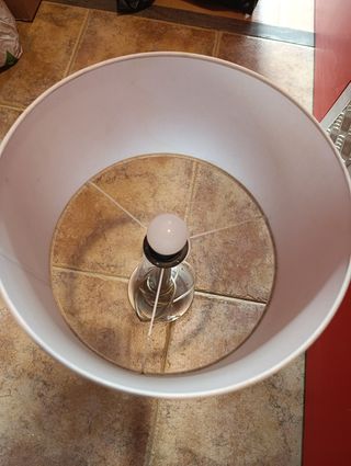 Lámpara de mesa tela y plástico