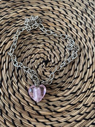Collar cadena plata corazón rosa.
