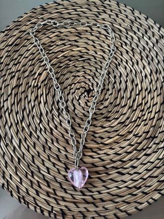 Collar cadena plata corazón rosa.
