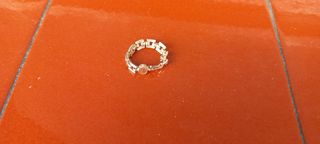 Anillo plateado con piedra rosa
