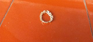 Anillo plateado con piedra rosa