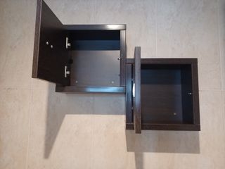 Juego de 2 armarios /estantes de pared.