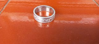 Anillo plateado con diseño